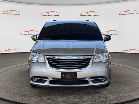 Used 2015 Chrysler Town & Country Touring-L w/ Driver Convenience Group FWD image 3