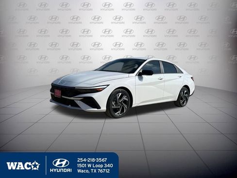 Used 2025 Hyundai Elantra SEL image 3
