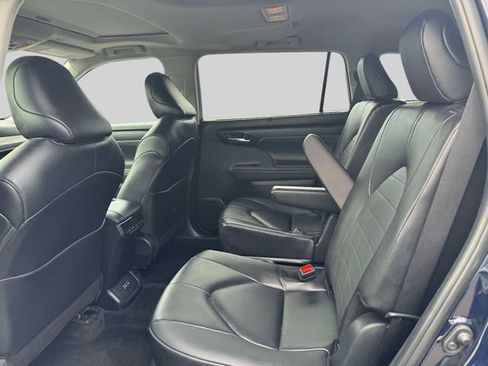 Certified 2025 Toyota Highlander XLE AWD/4WD image 16