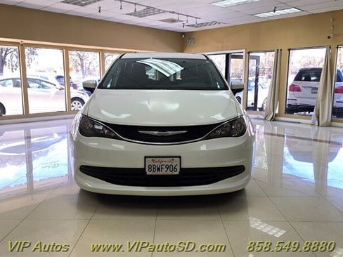 Used 2017 Chrysler Pacifica Touring FWD image 7