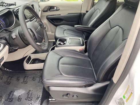 Used 2024 Chrysler Pacifica Touring-L image 11