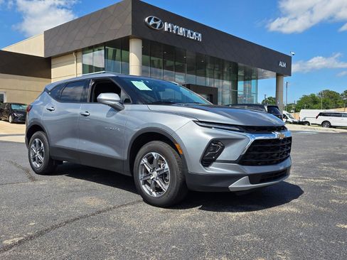 Used 2025 Chevrolet Blazer LT FWD image 1