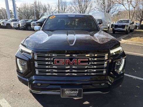 Used 2024 GMC Canyon Denali image 3