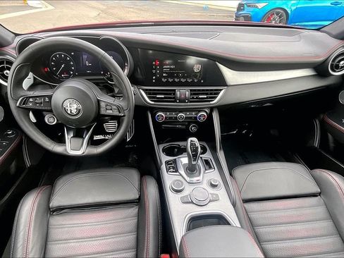 Used 2025 Alfa Romeo Giulia AWD w/ Driving Assist Package image 5