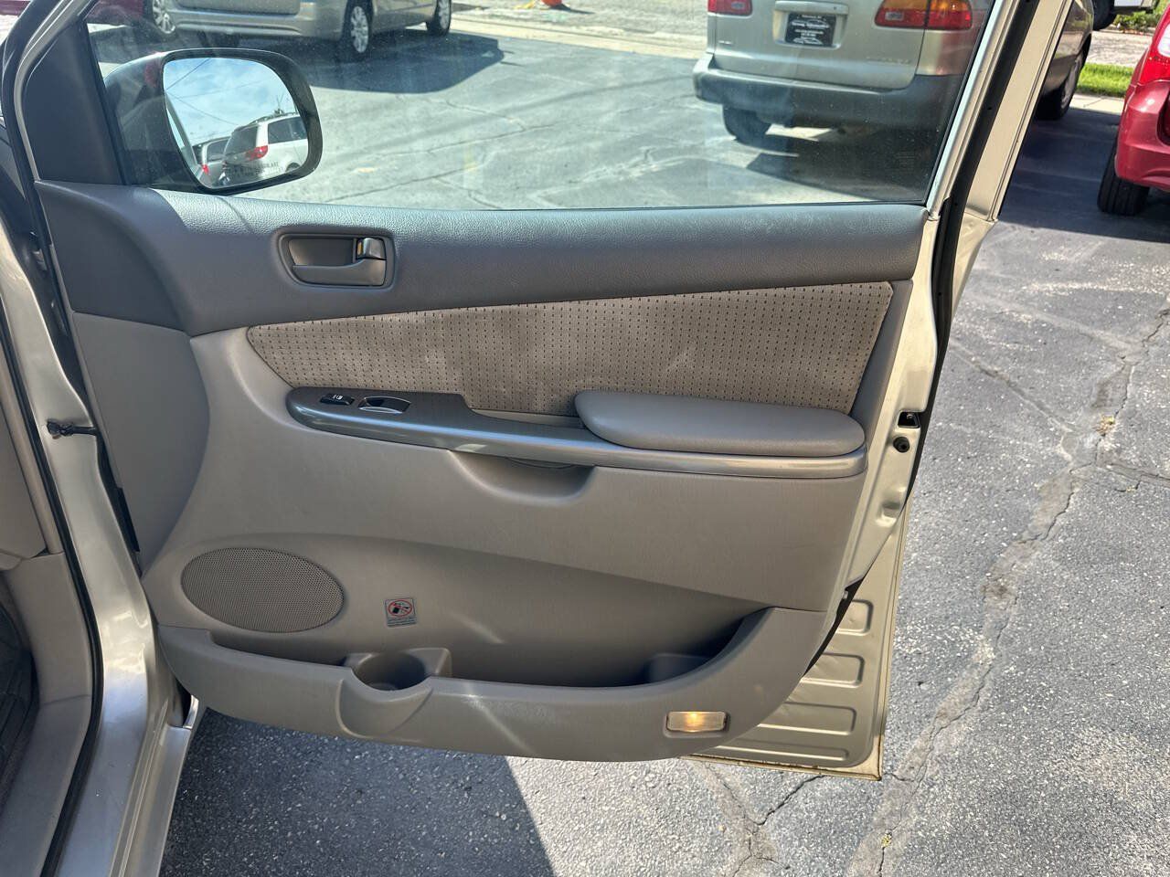 Used 2007 Toyota Sienna LE w/ LE Pkg 1 FWD image 10