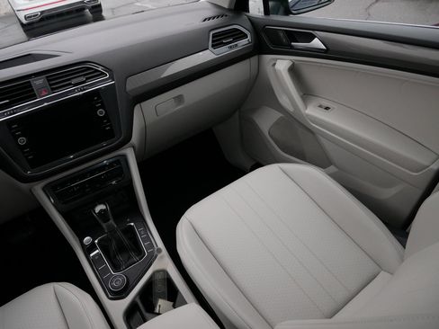 Certified 2022 Volkswagen Tiguan SE image 11