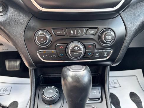 Used 2021 Jeep Cherokee Latitude Lux w/ Comfort/Convenience Group AWD/4WD image 16