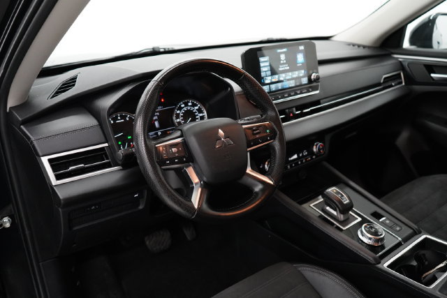 Used 2023 Mitsubishi Outlander SE AWD/4WD image 13