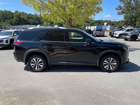 Used 2025 Nissan Pathfinder SL AWD/4WD image 9