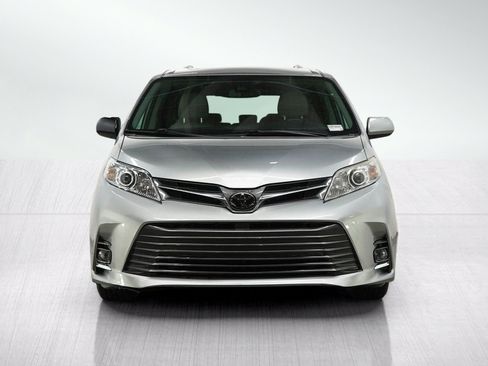 Used 2020 Toyota Sienna XLE w/ XLE Navigation Package FWD image 8