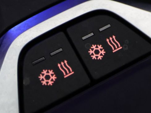 Used 2025 BMW X7 M60i w/ Executive Package image 46