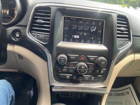 Used 2019 Jeep Grand Cherokee Laredo AWD/4WD image 16