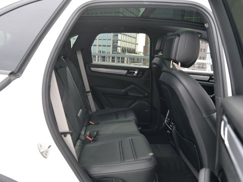 Certified 2022 Porsche Cayenne Platinum Edition image 25