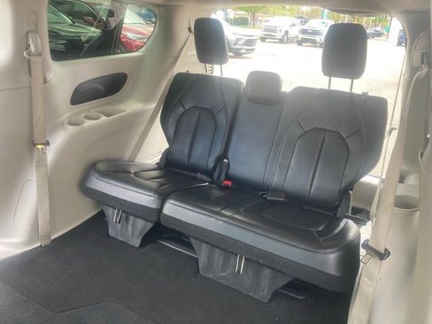 Used 2023 Chrysler Pacifica Touring-L FWD image 15