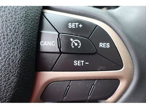 Used 2015 Jeep Cherokee Latitude AWD/4WD image 13