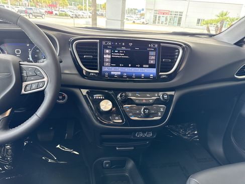 Used 2025 Chrysler Pacifica Select FWD image 18