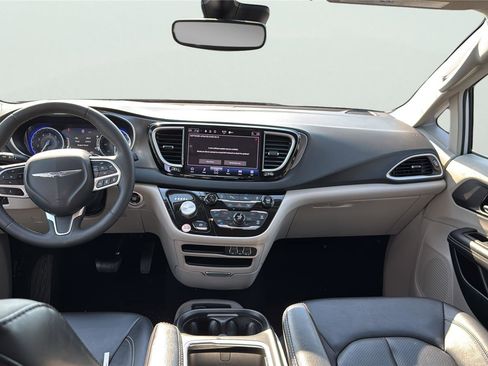 Used 2024 Chrysler Pacifica Touring-L FWD image 10