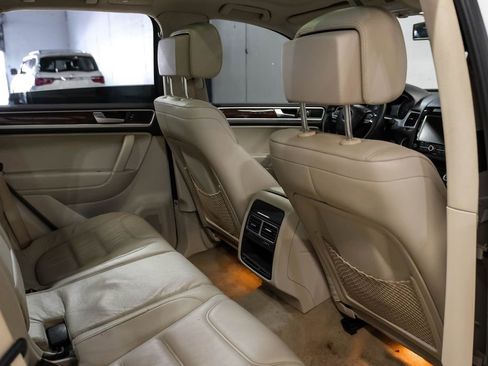 Used 2014 Volkswagen Touareg Sport image 34