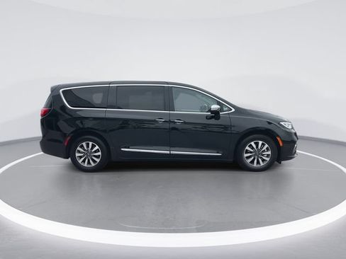 Used 2023 Chrysler Pacifica Limited FWD image 9