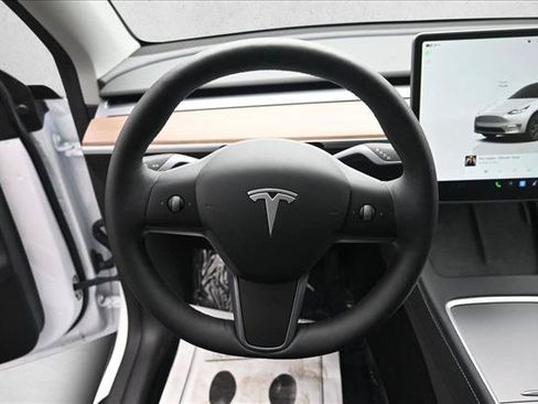 Used 2025 Tesla Model Y Long Range RWD image 12