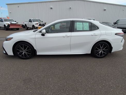 Used 2023 Toyota Camry SE image 3