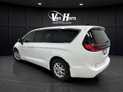 Used 2023 Chrysler Pacifica Touring-L FWD image 5
