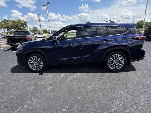 Used 2024 Toyota Highlander Platinum AWD/4WD image 6