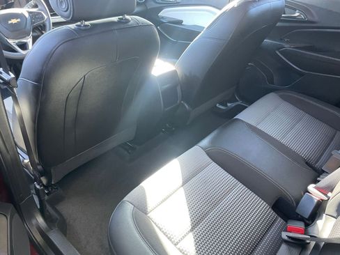 Used 2025 Chevrolet Trax LT w/ LT Convenience Package image 23