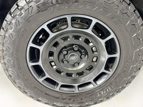 Used 2025 Land Rover Defender 110 AWD/4WD image 32