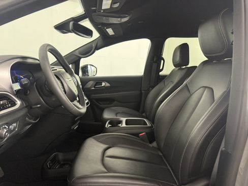 Used 2025 Chrysler Pacifica Select FWD image 15
