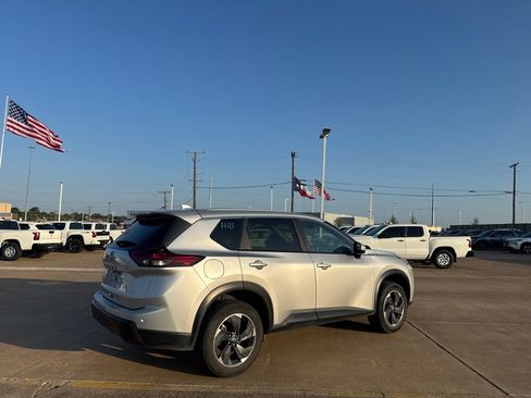 Certified 2025 Nissan Rogue SV FWD image 21