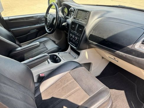 Used 2019 Dodge Grand Caravan SXT FWD image 13