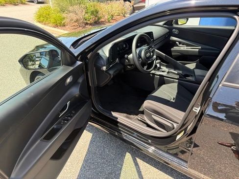 Certified 2026 Hyundai Elantra SE w/ Cargo Package FWD image 10