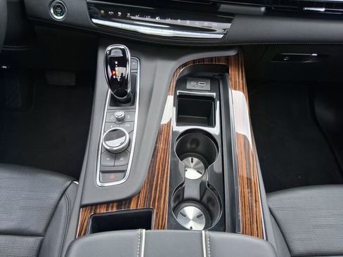 Used 2024 Cadillac Escalade Premium Luxury RWD image 18