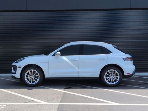 Certified 2022 Porsche Macan image 2