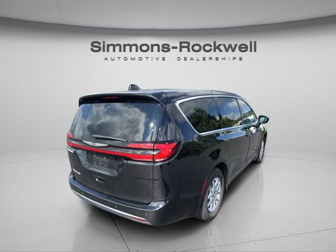 Used 2025 Chrysler Pacifica Select FWD image 5
