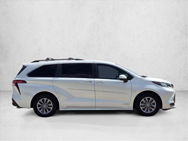 Used 2021 Toyota Sienna XLE FWD image 4