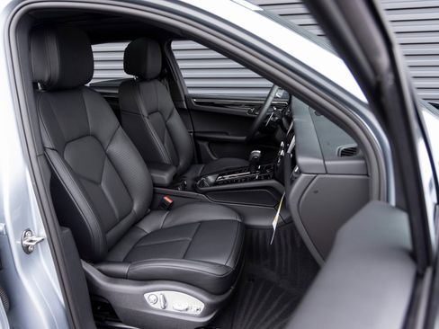 Used 2025 Porsche Macan image 32