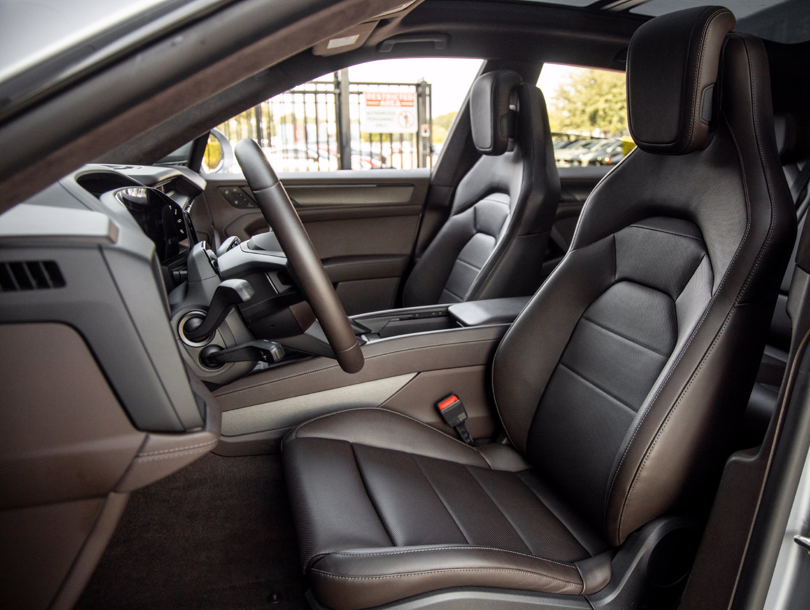 Certified 2026 Porsche Cayenne Turbo AWD/4WD image 5