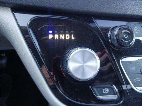 Used 2023 Chrysler Pacifica Touring-L image 35