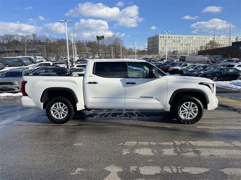 Used 2022 Toyota Tundra SR5 w/ SR5 Convenience Package image 7