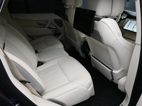 Used 2024 Land Rover Range Rover SV image 12