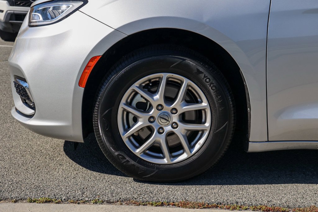 Used 2024 Chrysler Pacifica Touring-L FWD image 12