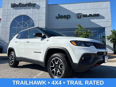 Used 2025 Jeep Compass Trailhawk AWD/4WD image 1