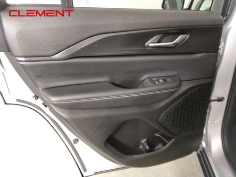 Used 2023 Jeep Grand Cherokee Altitude AWD/4WD image 23