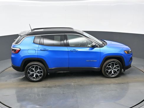 Used 2025 Jeep Compass Limited image 36