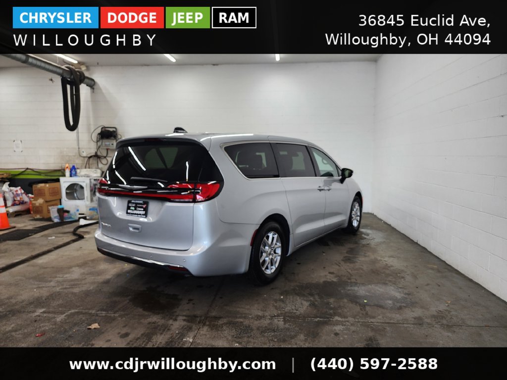 Used 2024 Chrysler Pacifica Touring-L FWD image 9