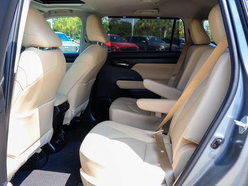 Used 2025 Toyota Highlander XLE FWD image 11