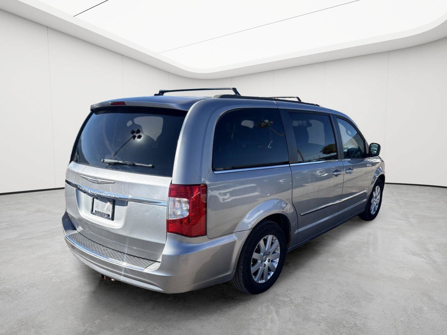Used 2015 Chrysler Town & Country Touring FWD image 4