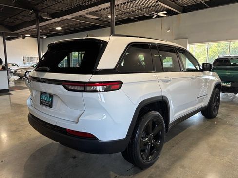 Used 2023 Jeep Grand Cherokee Altitude AWD/4WD image 5